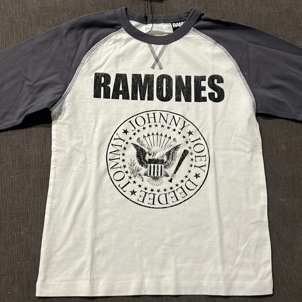⭐️Zara boy’s Ramones gray & white long sleeved t shirt Age 7 NWT